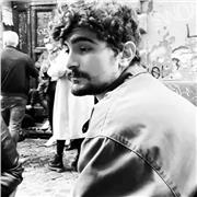 Giovane avvocato impartisce lezioni di diritto